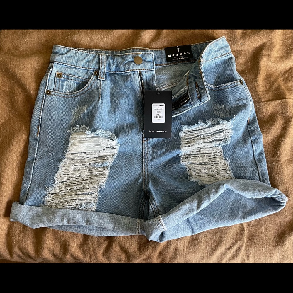 Fashion Nova Size 7 Women’s Ripped Shorts